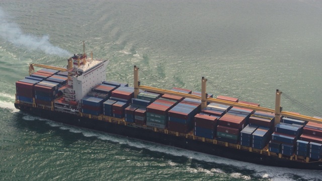 香港航拍v165低空鸟瞰过往大型货船视频素材