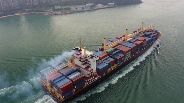 香港航拍v168低空鸟瞰过往大型货船视频素材
