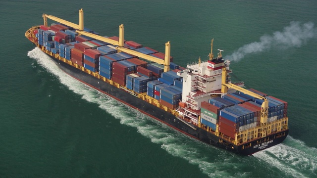 香港航拍v167低空鸟瞰过往大型货船视频素材