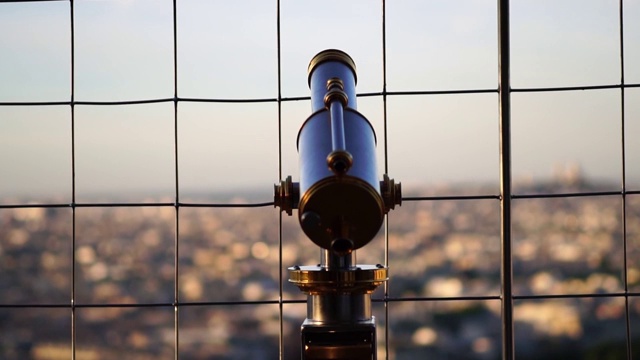 艾菲尔铁塔望远镜双筒望远镜，俯瞰巴黎市容。视频下载