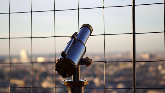 巴黎埃菲尔铁塔顶楼的望远镜。视频下载