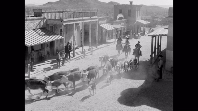 1950年代-高角度的人放牧的街道上的小城镇，亚利桑那州，美国视频素材