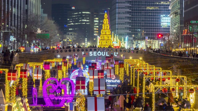 韩国首尔，游客们在清溪川玩圣诞彩灯视频下载
