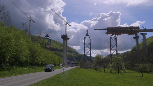 横贯建行Filstalbrücke、ICE新线温德林根-乌尔姆公路交通，阳光明媚视频下载
