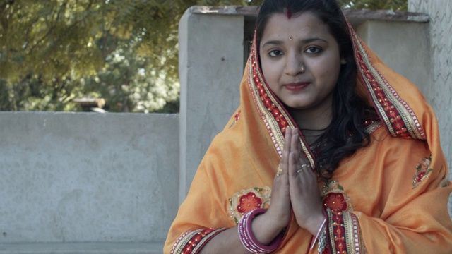 年轻的印度妇女在她的家庭生活中穿着传统服装的肖像视频下载