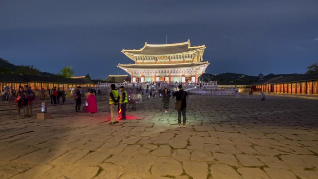 游客们正在参观韩国首尔市的京福宫视频下载