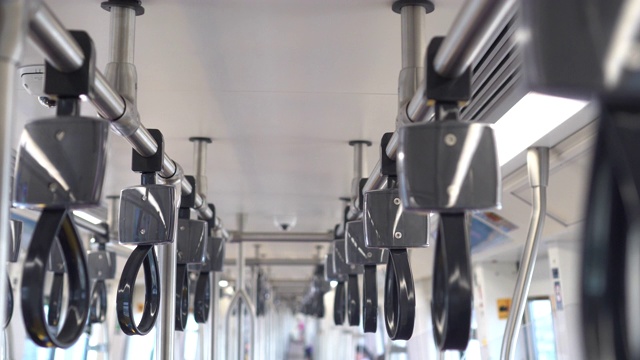 贴近地铁列车上的空扶手，在公共交通中为乘客安全处理手拉手视频素材