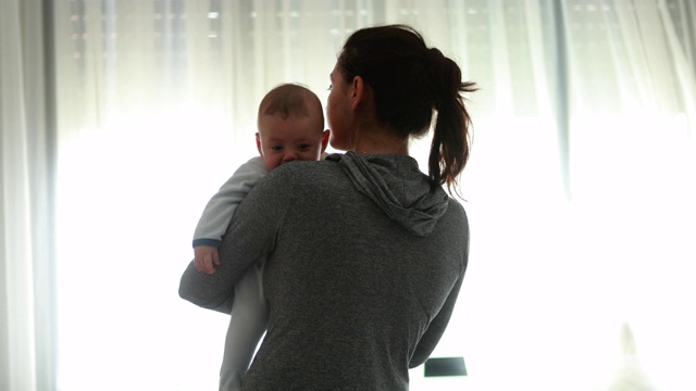 揭示母亲抱着婴儿在家中新生儿顺利过渡的好处视频下载