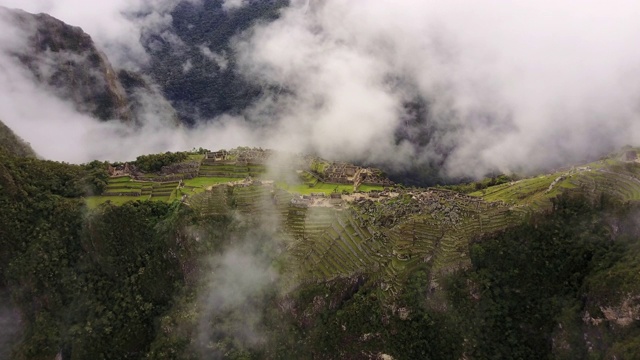 马丘比丘秘鲁航空v7鸟瞰飞离古代遗址视频素材