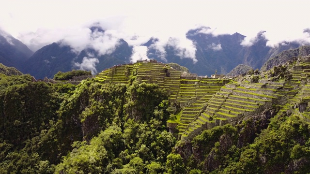 马丘比丘秘鲁空中v8低空飞行在古代遗迹周围淘盘视频素材