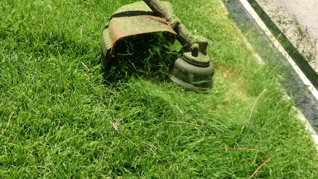 用机器割草，用割草机修剪花园视频素材