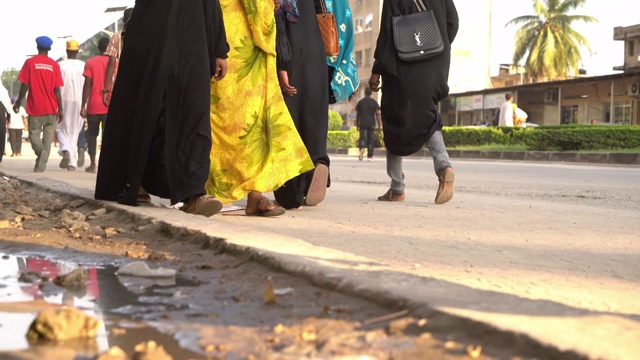 坦桑尼亚人走在城市的街道上视频下载