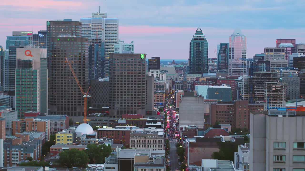 蒙特利尔魁北克航空v79低空飞过市区，在黄昏时欣赏城市景观视频下载