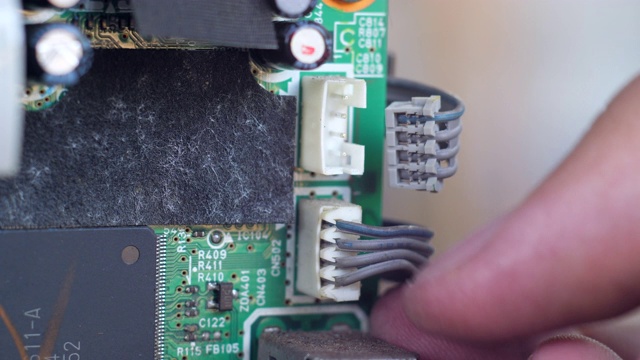 电工拆除小PCB上的接线视频素材