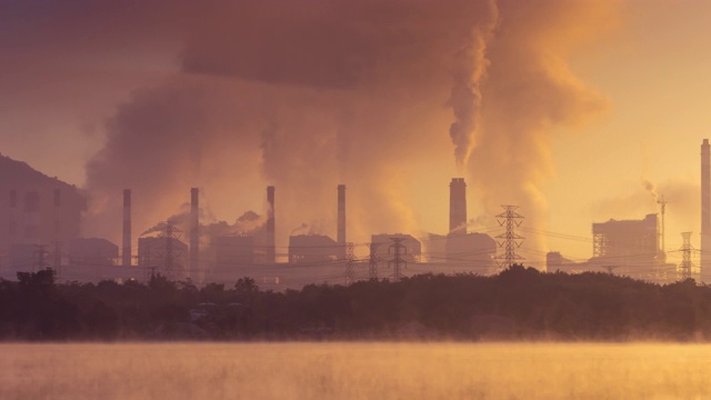时间流逝视频4K，煤电厂的空气污染在早晨与雾。视频素材