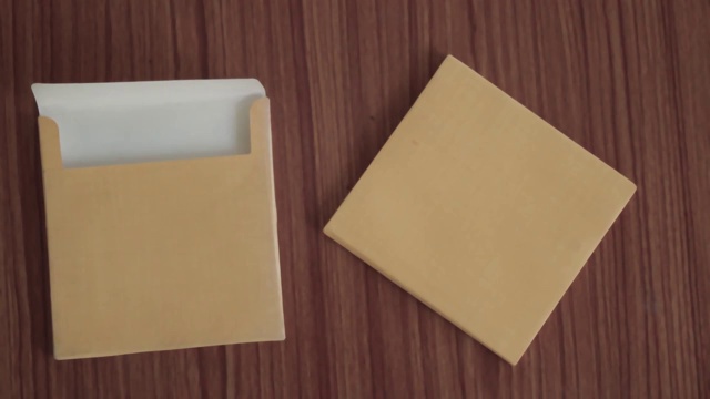 两套棕色信封正面和背面孤立在木桌上视频素材