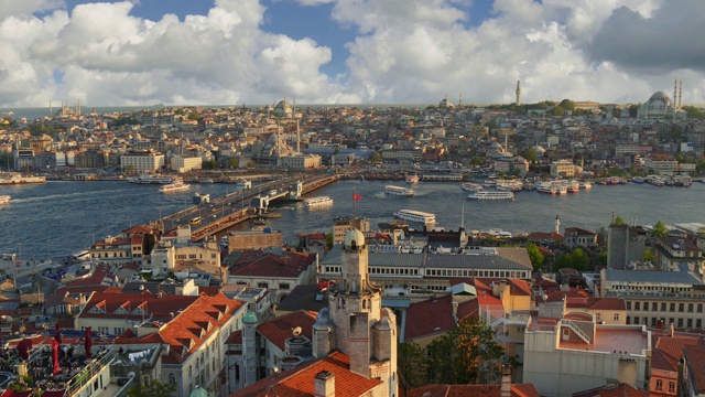 伊斯坦布尔,土耳其。从加拉塔俯瞰伊斯坦布尔市中心的日落。渡船沿着加拉塔大桥附近的金角湾航行视频素材