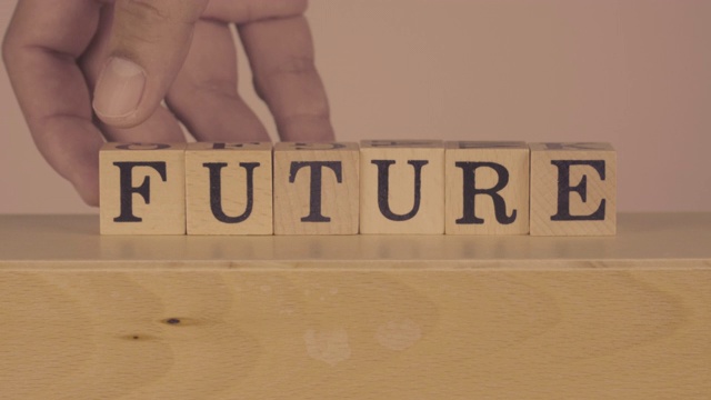 由单词“改变”变成单词“未来”的木质字母块视频下载