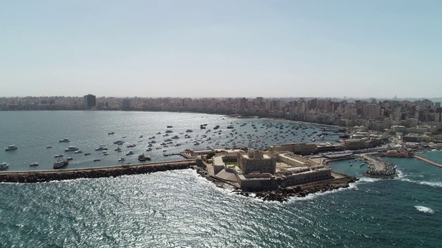 一架无人机在埃及亚历山大港市海上拍摄-凯特湾城堡视频素材