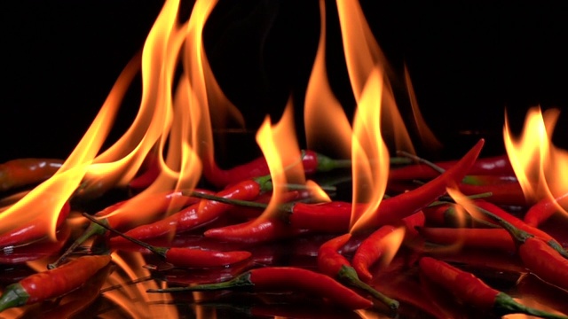 慢镜头:一堆红辣椒燃烧着视频素材