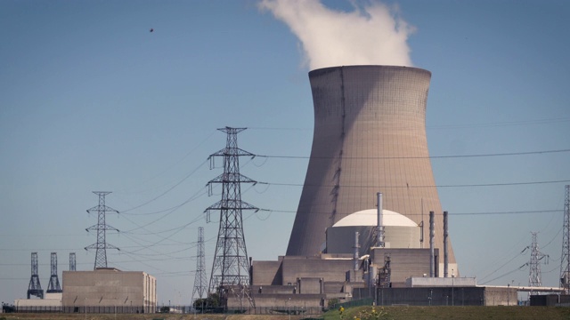 杜埃尔核电站与冒烟的冷却塔视频下载
