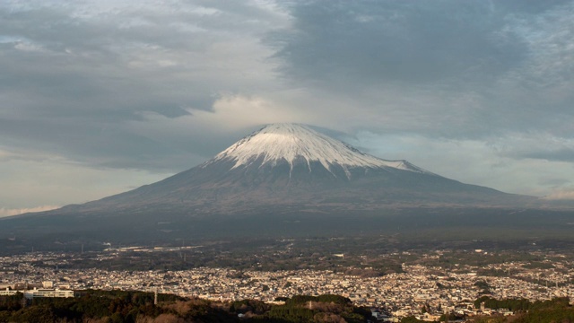 富士山上的透镜状云(延时/放大)视频素材