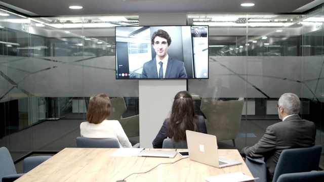 员工在视频会议中聆听年轻领导的讲话视频下载