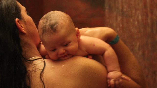 母亲和婴儿抱着新生儿洗澡视频素材