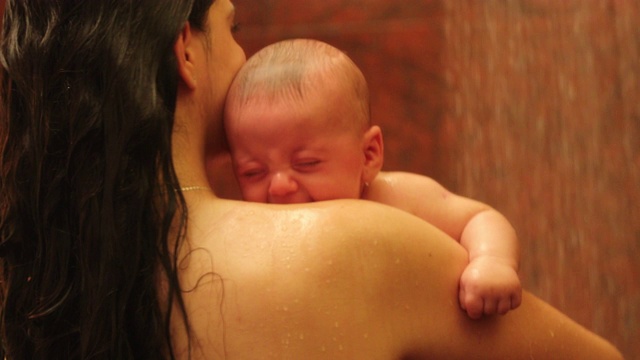 妈妈抱着婴儿洗浴视频素材