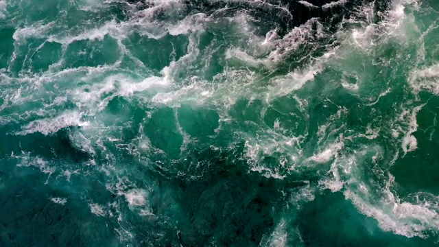 江水和大海的波浪在涨潮和退潮时相遇。视频素材