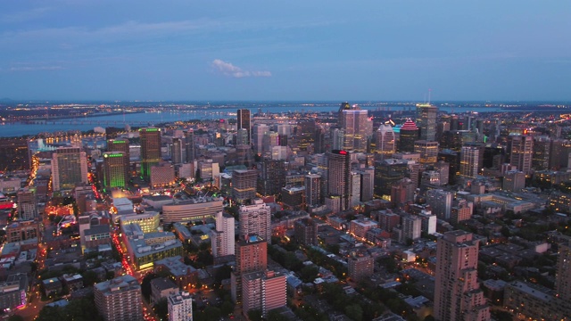 蒙特利尔魁北克航空v104低空飞过市中心黄昏与城市景观视频下载