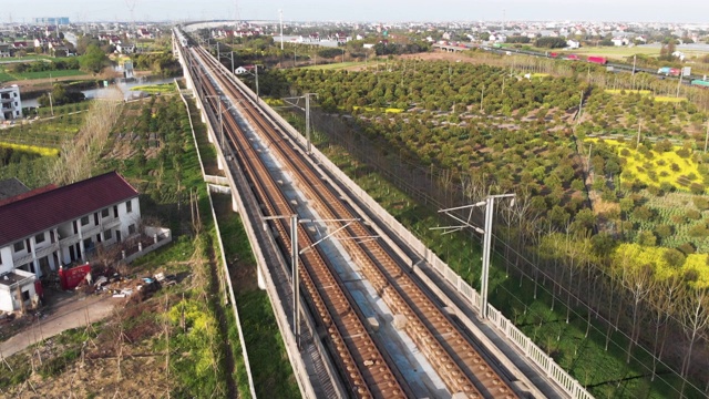 航拍中国高铁在高架平台上经过。视频购买