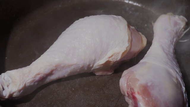 鸡腿在热锅里炸的特写视频下载