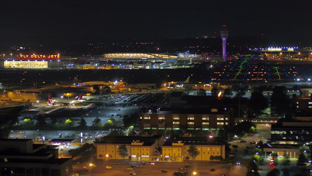 亚特兰大航空v305特写，夜间沿哈茨菲尔德-杰克逊机场低空飞行视频下载