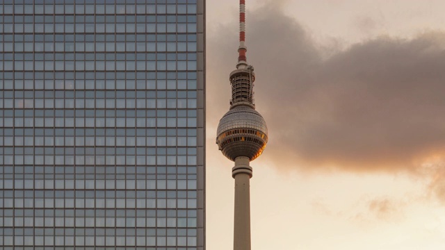 柏林城市现代商业大厦和电视塔时间推移从白天到夜晚与日落和美丽的云动态视频下载