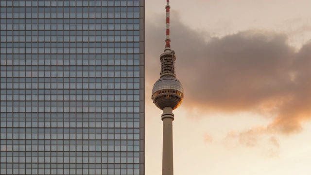 柏林现代商业大厦和电视塔的时间从白天到夜晚，日落和美丽的云动态视频素材