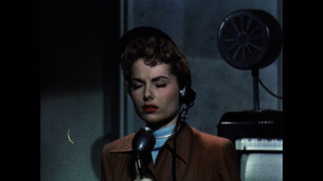 1950年在太空研究组织里对着麦克风讲话的女人视频下载
