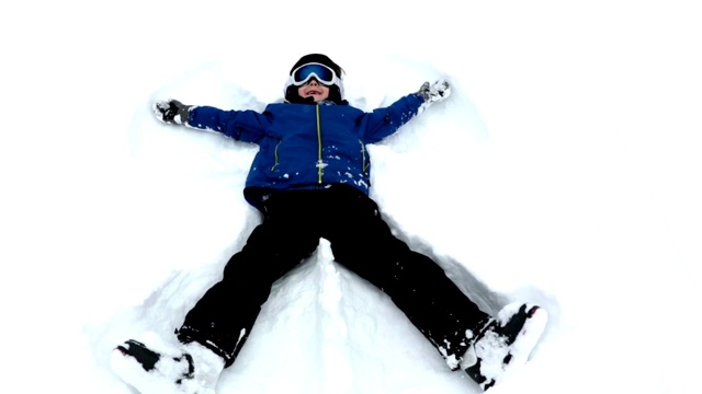 上学的孩子，一边在雪地里做雪天使，一边在滑雪场滑雪视频下载