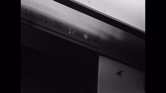 20世纪50年代电梯外楼层指示器的特写视频下载