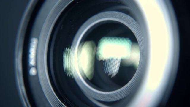一个工作相机镜头的特写视频素材