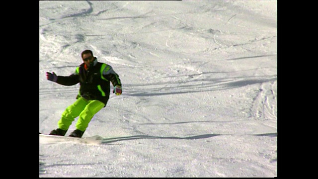 山坡上的各种滑雪者和滑雪板运动员;1993视频下载