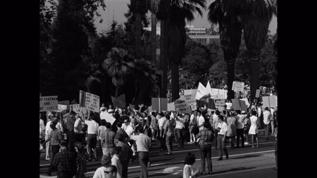 1960年，摄影师在美国加州洛杉矶街头拍摄抗议抗议者的照片视频素材