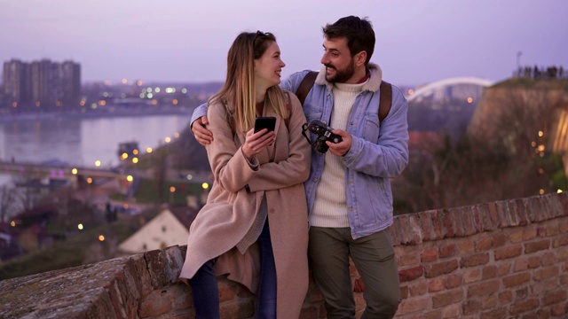 微笑的游客使用手机视频素材
