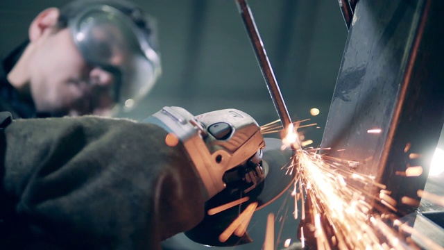 工厂工人用工具研磨。视频下载