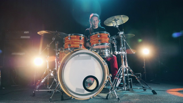 一个年轻的鼓手正在一间录音室里用一套鼓演奏音乐视频下载
