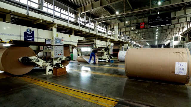 巨大的纸卷和工人制服在工厂的时间流逝视频下载