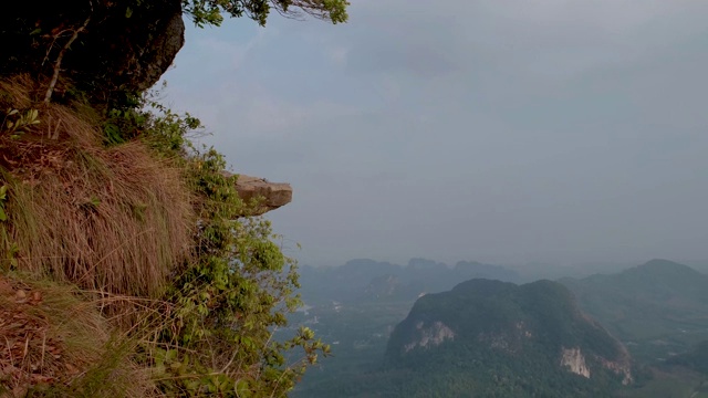 泰国甲米Khao Ngon Nak自然步道或龙顶，人们爬到泰国甲米的山顶上的一个视点视频素材