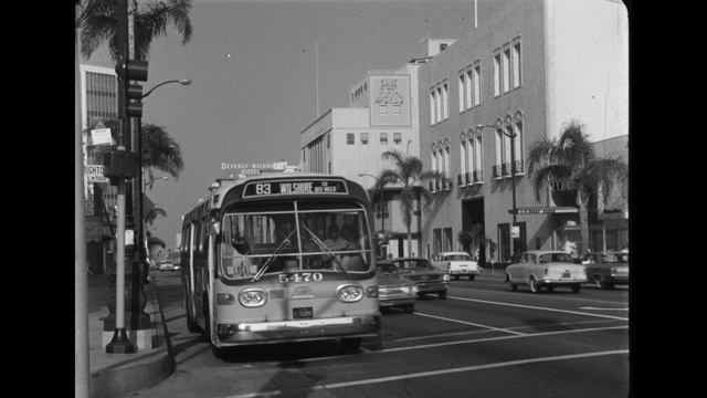 1960年代-车辆行驶在威尔希尔大道，比佛利山，洛杉矶县，美国加州视频素材
