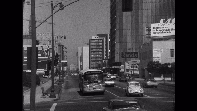 1960年代-宽阔的交通移动威尔希尔大道，洛杉矶，加利福尼亚，美国视频素材