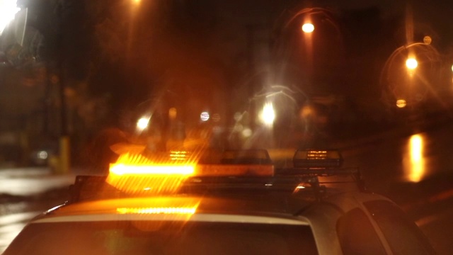 夜间挡风玻璃后的紧急汽车警报灯闪烁视频素材